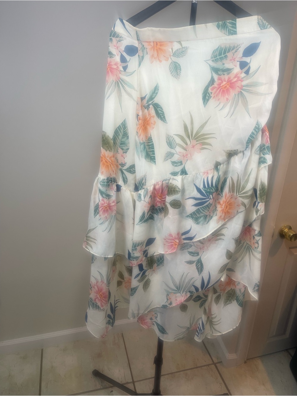 Guess White High-Low Floral Ruffle Maxi Skirt with Peach Blooms